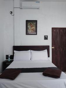 a bedroom with a bed with two towels on it at Ridge Boundary View in Dambulla
