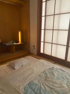 Rúm í herbergi á 山茶小屋 Yamachagoya
