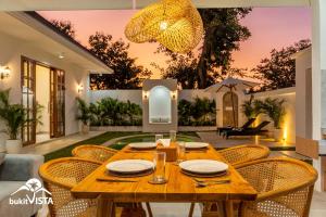 Et opholdsområde på Romeo Beachfront Villa by Bukit Vista