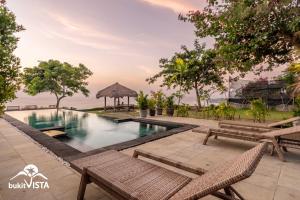 Swimmingpoolen hos eller tæt på Romeo Beachfront Villa by Bukit Vista