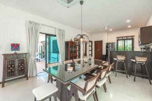 Φωτογραφία από το άλμπουμ του 4BR Luxury pool villa with tropical garden nearby Bangtao and Layan beach σε Laguna Phuket
