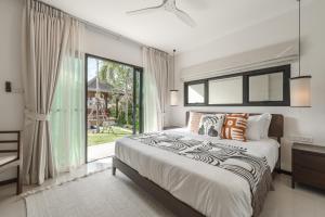 Ένα ή περισσότερα κρεβάτια σε δωμάτιο στο 4BR Luxury pool villa with tropical garden nearby Bangtao and Layan beach +48 φωτογραφίες