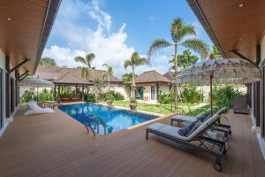 Πισίνα στο ή κοντά στο 4BR Luxury pool villa with tropical garden nearby Bangtao and Layan beach