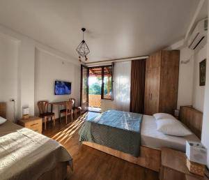 Postel nebo postele na pokoji v ubytování Lomtadze Family Wine Hotel