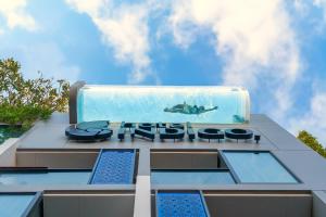 芭东海滩Hotel Indigo Phuket Patong by IHG的建筑物侧面的游泳池