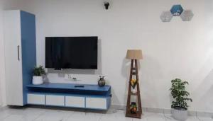 TV a/nebo společenská místnost v ubytování 'Savitham' City View flat in Trivandrum