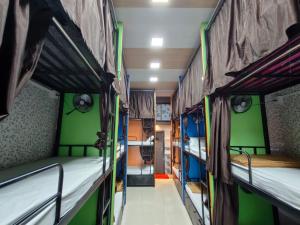 Palanda nebo palandy na pokoji v ubytování Rameshwar Dormitories - Vile Parle Highway