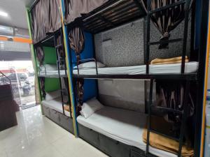 Palanda nebo palandy na pokoji v ubytování Rameshwar Dormitories - Vile Parle Highway