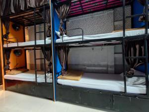 Palanda nebo palandy na pokoji v ubytování Rameshwar Dormitories - Vile Parle Highway