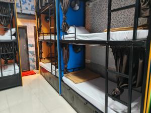 Palanda nebo palandy na pokoji v ubytování Rameshwar Dormitories - Vile Parle Highway