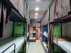 Palanda nebo palandy na pokoji v ubytování Rameshwar Dormitories - Vile Parle Highway