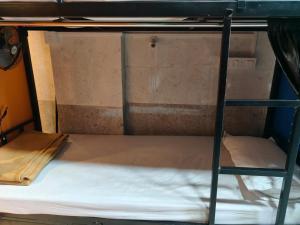 Palanda nebo palandy na pokoji v ubytování Rameshwar Dormitories - Vile Parle Highway