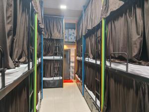 Postel nebo postele na pokoji v ubytování Rameshwar Dormitories - Vile Parle Highway