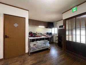 Nogataの商店街の一角にあるちいさな隠れ家　忘覚庵にあるキッチンまたは簡易キッチン