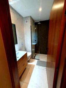 Koupelna v ubytování luxe Studio avec jacuzzi