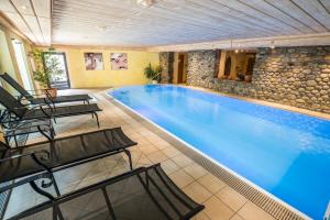 Bazén v ubytování Naturhotel Ortners Eschenhof nebo v jeho okolí