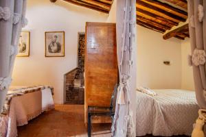 Postel nebo postele na pokoji v ubytování Romantic & Charming appartamento in centro storico Cuore di Toscana