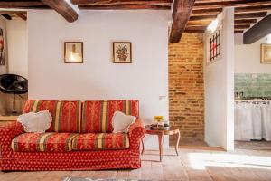Posezení v ubytování Romantic & Charming appartamento in centro storico Cuore di Toscana