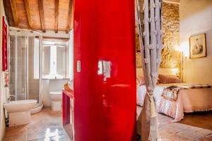 Postel nebo postele na pokoji v ubytování Romantic & Charming appartamento in centro storico Cuore di Toscana