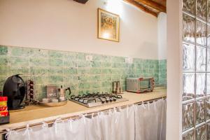 Kuchyň nebo kuchyňský kout v ubytování Romantic & Charming appartamento in centro storico Cuore di Toscana