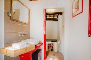 Koupelna v ubytování Romantic & Charming appartamento in centro storico Cuore di Toscana