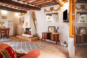TV a/nebo společenská místnost v ubytování Romantic & Charming appartamento in centro storico Cuore di Toscana