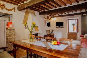 TV a/nebo společenská místnost v ubytování Romantic & Charming appartamento in centro storico Cuore di Toscana