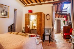 Postel nebo postele na pokoji v ubytování Romantic & Charming appartamento in centro storico Cuore di Toscana