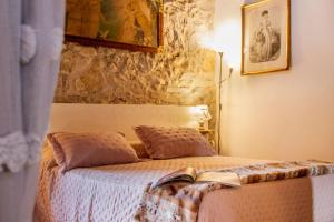 Postel nebo postele na pokoji v ubytování Romantic & Charming appartamento in centro storico Cuore di Toscana