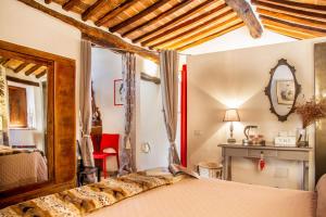 Postel nebo postele na pokoji v ubytování Romantic & Charming appartamento in centro storico Cuore di Toscana