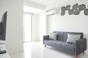 O zonă de relaxare la New and Minimalist Stay 2BR at Daan Mogot City Apartment By Travelio
