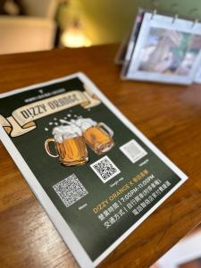 un volantino su un tavolo con due bicchieri di birra di Good Farming Day B&B a Chishang Altre 37 foto