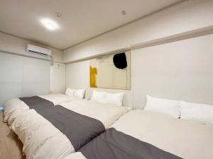 Ένα ή περισσότερα κρεβάτια σε δωμάτιο στο Dai3kuboi by b hotel - 2 Bedroom Apt for 9 ppl near PeacePark