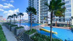 Piscina de la sau aproape de New and Minimalist Stay 2BR at Daan Mogot City Apartment By Travelio
