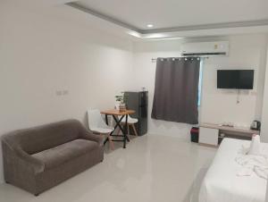 TV a/nebo společenská místnost v ubytování ZAYN Samui Hotel