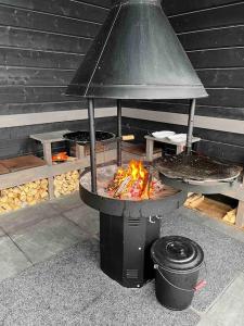 Una parrilla con fuego dentro. en Villa Jämsä, en Säyrylä