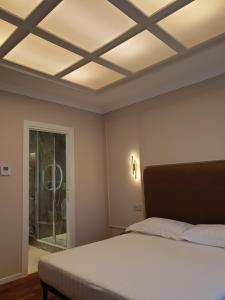 Appian Private Suites客房内的一张或多张床位