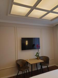 Appian Private Suites的电视和/或娱乐中心