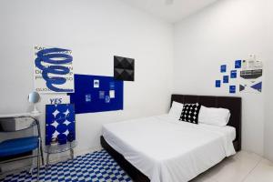 Ένα ή περισσότερα κρεβάτια σε δωμάτιο στο Bayu Tasik Guest House Pengkalan- free netflix