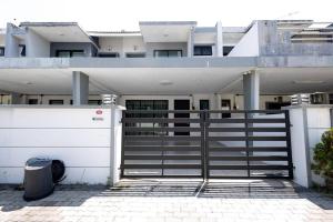 Το κτήριο όπου στεγάζεται  η παραθεριστική κατοικία