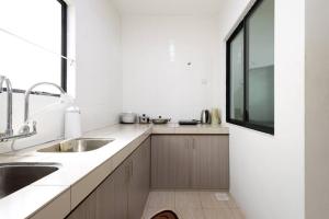 Η κουζίνα ή μικρή κουζίνα στο Bayu Tasik Guest House Pengkalan- free netflix +50 φωτογραφίες