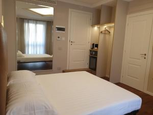 Appian Private Suites客房内的一张或多张床位