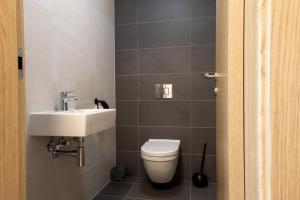Ένα μπάνιο στο Luxury flat in Sky Park, castle view, free parking +31 φωτογραφίες