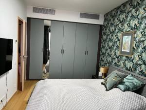 Ένα ή περισσότερα κρεβάτια σε δωμάτιο στο Luxury flat in Sky Park, castle view, free parking