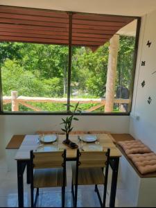 Haad PleayleamDream seaview bungalows的带桌子和大窗户的餐厅