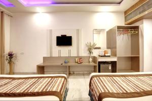 TV a/nebo společenská místnost v ubytování Hotel All Iz Well - Traveller Choice Award winner 2025