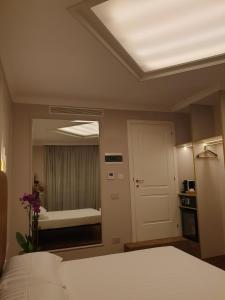 Appian Private Suites客房内的一张或多张床位