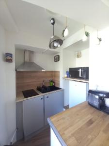 a kitchen with a sink and a counter top at La terrasse du Clermontais in Clermont-lʼHérault