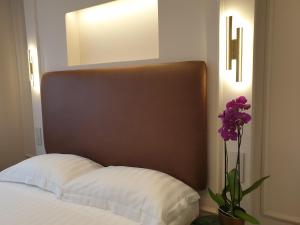 Appian Private Suites客房内的一张或多张床位