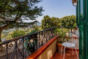 Balkón nebo terasa v ubytování Casa Sole di Toscana con grande terrazza panoramica, giardino e vasca relax idromassaggio
